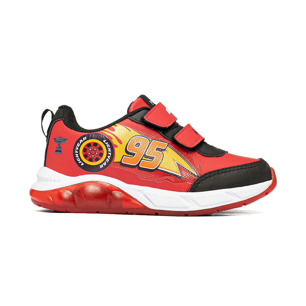 Tênis infantil vermelho com detalhes em preto e amarelo, número 95 e logotipo Lightning McQueen, com fechamento em velcro e solado branco e vermelho